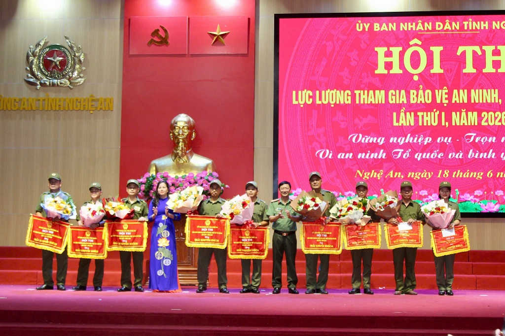 Trao giải Khuyến khích cho đại diện 09 đội thi