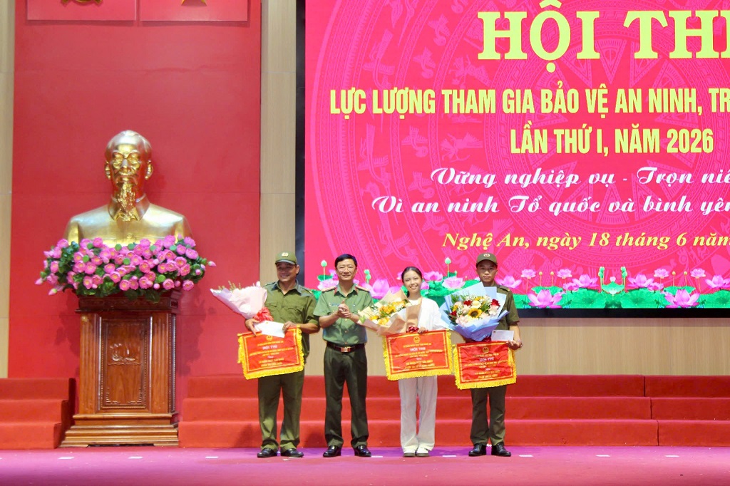 Trao giải 03 cá nhân xuất sắc 