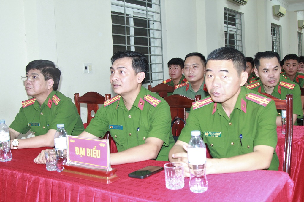  Đại biểu dự buổi lễ 