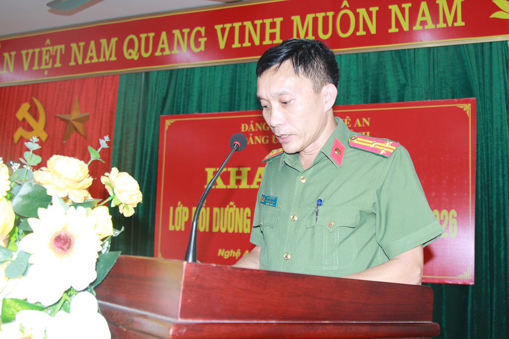 Đồng chí Hồ Minh Sơn, Phó Trưởng phòng Tổ chức cán bộ Công an tỉnh phát biểu tại buổi lễ