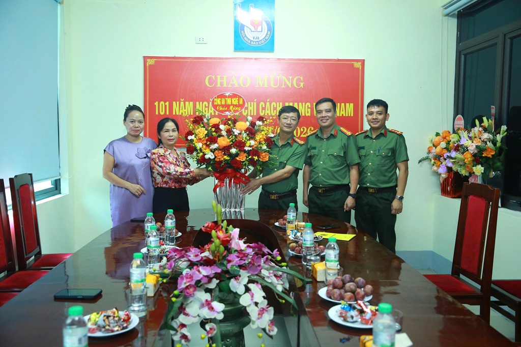 Công an Nghệ An chúc mừng Hội nhà báo tỉnh Nghệ An
