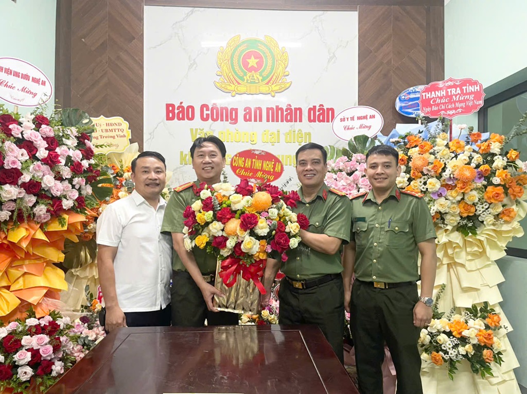 Thừa ủy quyền của Lãnh đạo Công an tỉnh, Phòng An ninh chính trị nội bộ chúc mừng Văn phòng đại diện Báo Công an nhân dân khu vực Bắc Trung Bộ