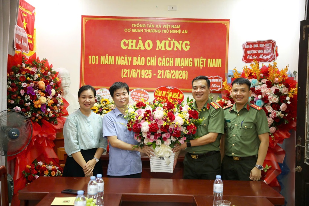 Thừa ủy quyền của Lãnh đạo Công an tỉnh, Phòng An ninh chính trị nội bộ chúc mừng Thông tấn xã Việt Nam thường trú tại Nghệ An