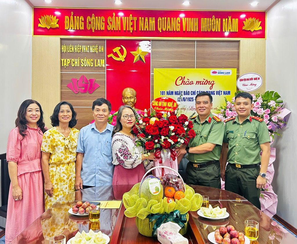Thừa ủy quyền của Lãnh đạo Công an tỉnh, Phòng An ninh chính trị nội bộ chúc mừng Tạp chí Sông Lam