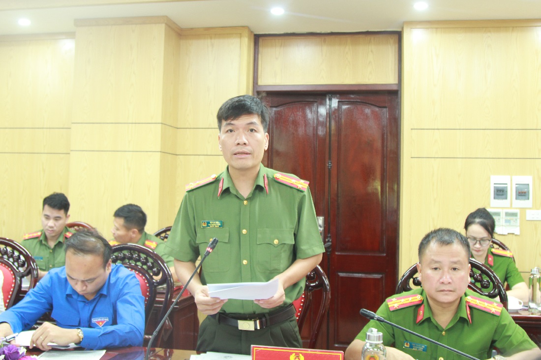 Đại diện Lãnh đạo Phòng Tham mưu Công an tỉnh báo cáo công tác chuẩn bị tổ chức các hoạt động