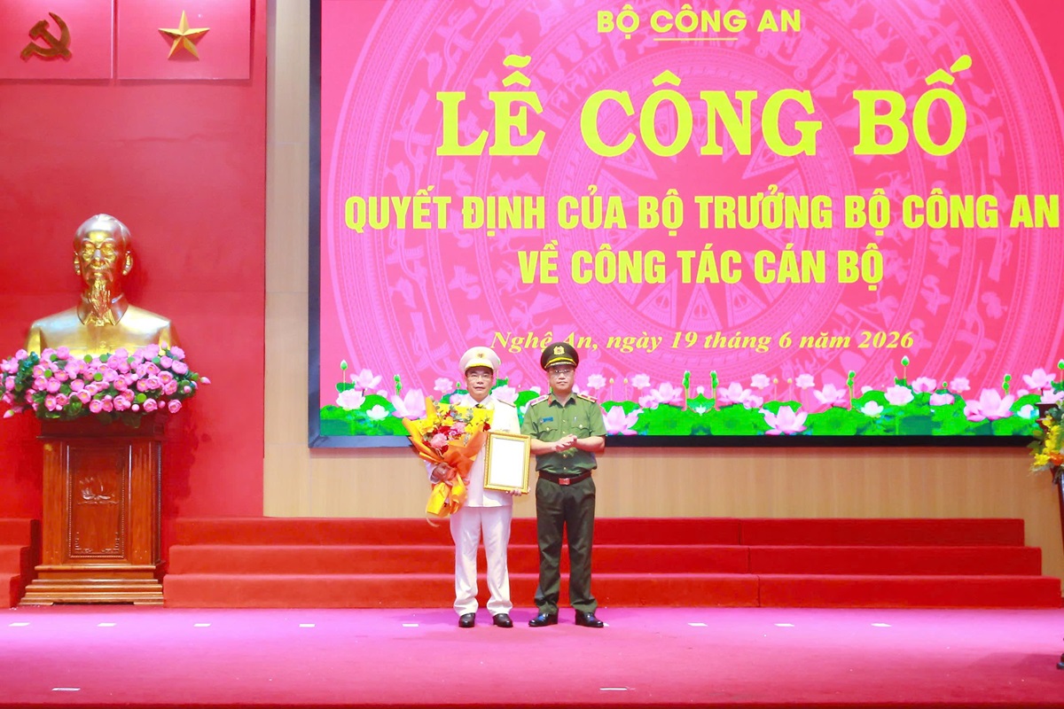 Thừa ủy quyền của Bộ trưởng Bộ Công an, đồng chí Thiếu tướng Đinh Việt Dũng, Ủy viên Ban Thường vụ Tỉnh ủy, Bí thư Đảng ủy, Giám đốc Công an tỉnh trao Quyết định cho đồng chí Đại tá Phạm Hữu Trường, Phó Giám đốc Công an tỉnh Nghệ An