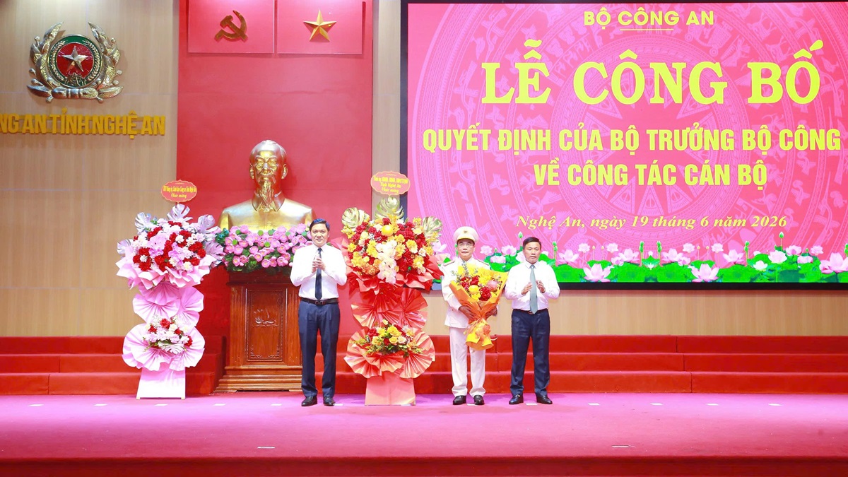 Đồng chí Hoàng Nghĩa Hiếu, Phó Bí thư Thường trực Tỉnh ủy, Chủ tịch HĐND tỉnh và đồng chí Hoàng Phú Hiền, Ủy viên Ban Chấp hành Đảng bộ tỉnh, Phó Chủ tịch UBND tỉnh tặng hoa chúc mừng đồng chí Đại tá Phạm Hữu Trường 