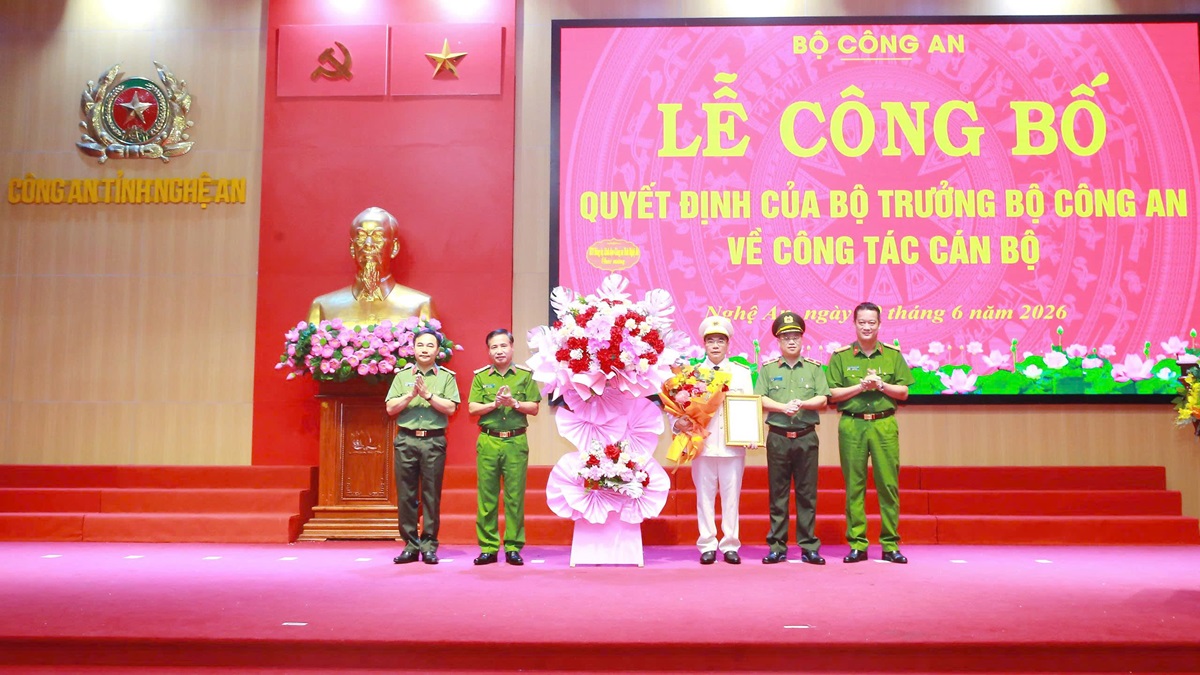 Ban Thường vụ Đảng ủy, Lãnh đạo Công an tỉnh Nghệ An tặng hoa chúc mừng đồng chí Đại tá Phạm Hữu Trường