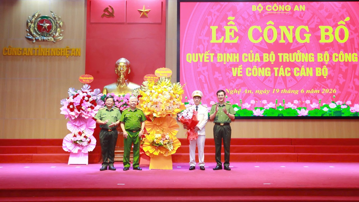 Lãnh đạo Công an tỉnh Gia Lai chúc mừng đồng chí Đại tá Phạm Hữu Trường