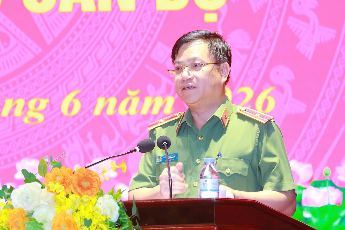 Đồng chí Thiếu tướng Đinh Việt Dũng, Ủy viên Ban Thường vụ Tỉnh ủy, Bí thư Đảng ủy, Giám đốc Công an tỉnh phát biểu chúc mừng 