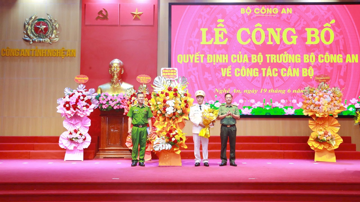 Lãnh đạo Công an tỉnh Đồng Tháp chúc mừng đồng chí Đại tá Phạm Hữu Trường