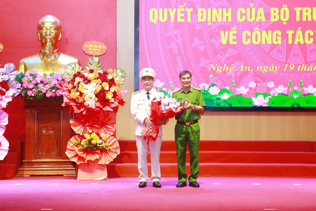 Lãnh đạo Công an tỉnh Hà Tĩnh chúc mừng đồng chí Đại tá Phạm Hữu Trường