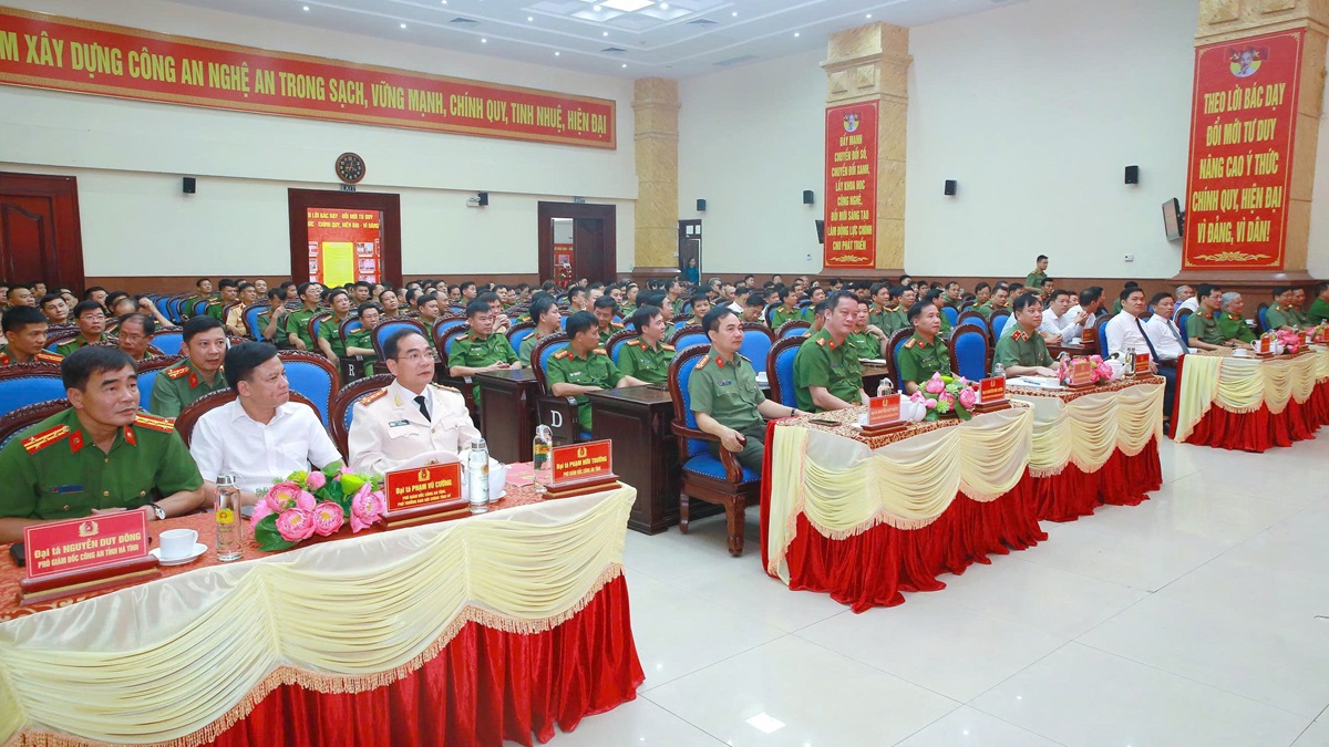 Đại biểu dự buổi lễ