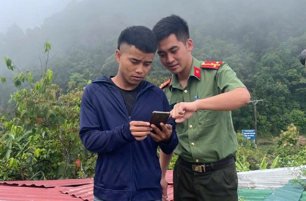  Công an xã Keng Đu hướng dẫn, hỗ trợ người dân tích hợp giấy tờ trên VNeID tại bản Keng Đu