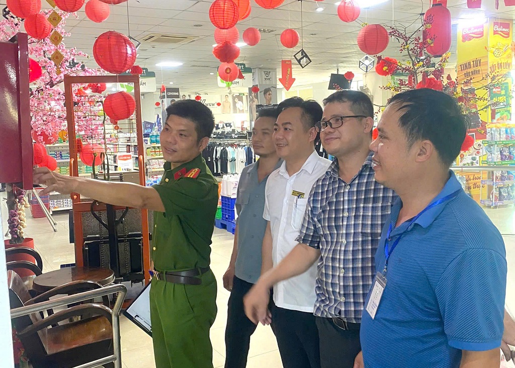 Kiểm tra, hướng dẫn biện pháp bảo đảm an toàn PCCC tại cơ sở kinh doanh