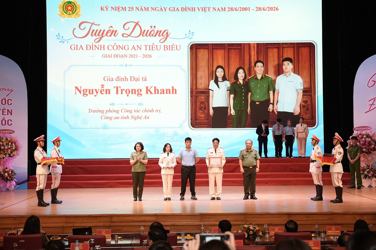 Lãnh đạo Cục Công tác chính trị - Bộ Công an và Giám đốc Công an tỉnh Gia Lai trao Giấy chứng nhận và biểu trưng tuyên dương tới gia đình Đại tá Nguyễn Trọng Khanh, Trưởng phòng Công tác chính trị Công an tỉnh Nghệ An