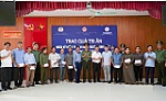 Phòng An ninh Chính trị nội bộ Công an tỉnh và Công ty Thủy điện Bản Vẽ tặng quà gia đình chính sách tại xã Sơn Lâm