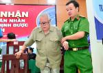 Công an xã Lượng Minh hỗ trợ thân nhân liệt sĩ thu nhận mẫu sinh phẩm ADN