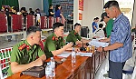 Công an xã Hùng Chân hỗ trợ thân nhân liệt sĩ thu nhận mẫu sinh phẩm ADN