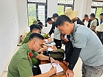 Công an xã Na Ngoi tổ chức kiểm tra, test nhanh ma túy đối với công nhân đang thi công