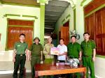 Công an xã Anh Sơn Đông thăm hỏi, tặng quà tri ân gia đình thân nhân liệt sĩ, thương binh nhân dịp 27/7