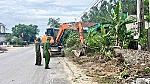 Công an xã Thần Lĩnh ra quân giải tỏa hành lang an toàn giao thông