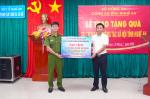 Đồng chí Đại tá Phạm Thành Long, Phó Giám đốc Công an tỉnh thăm, tặng quà Trung tâm Công tác xã hội tỉnh