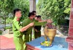 Công an xã ra quân dọn dẹp vệ sinh, chỉnh trang khuôn viên Đài tưởng niệm các Anh hùng liệt sĩ