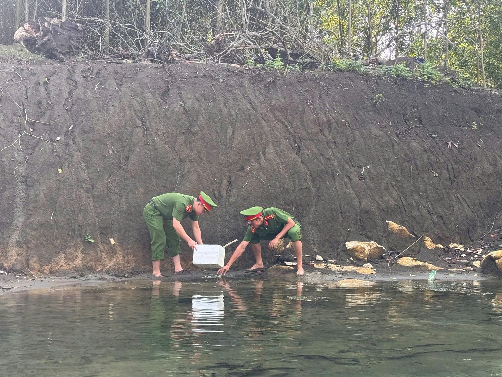 Chi đoàn Công an xã Tân An ra quân dọn vệ sinh môi trường