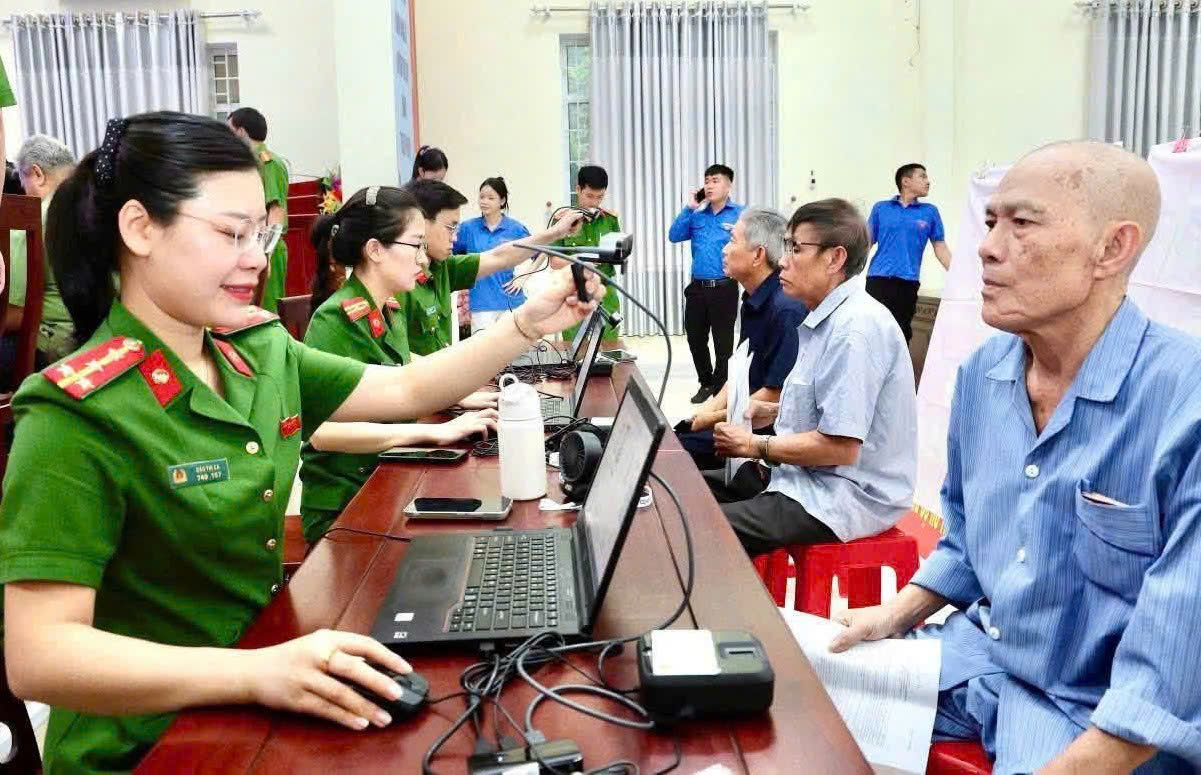 Công an xã Tam Thái hỗ trợ thân nhân liệt sỹ thu nhận mẫu sinh phẩm ADN