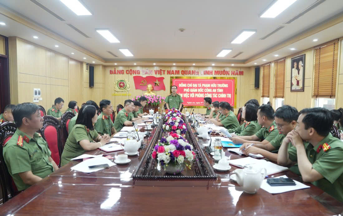 Đồng chí Đại tá Phạm Hữu Trường, Phó Giám đốc Công an tỉnh làm việc với Phòng Công tác chính trị