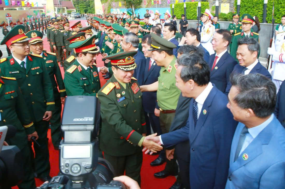 Đồng chí Thứ trưởng Lê Văn Tuyến tham dự Chương trình giao lưu hữu nghị quốc phòng biên giới Việt Nam - Lào lần thứ 3