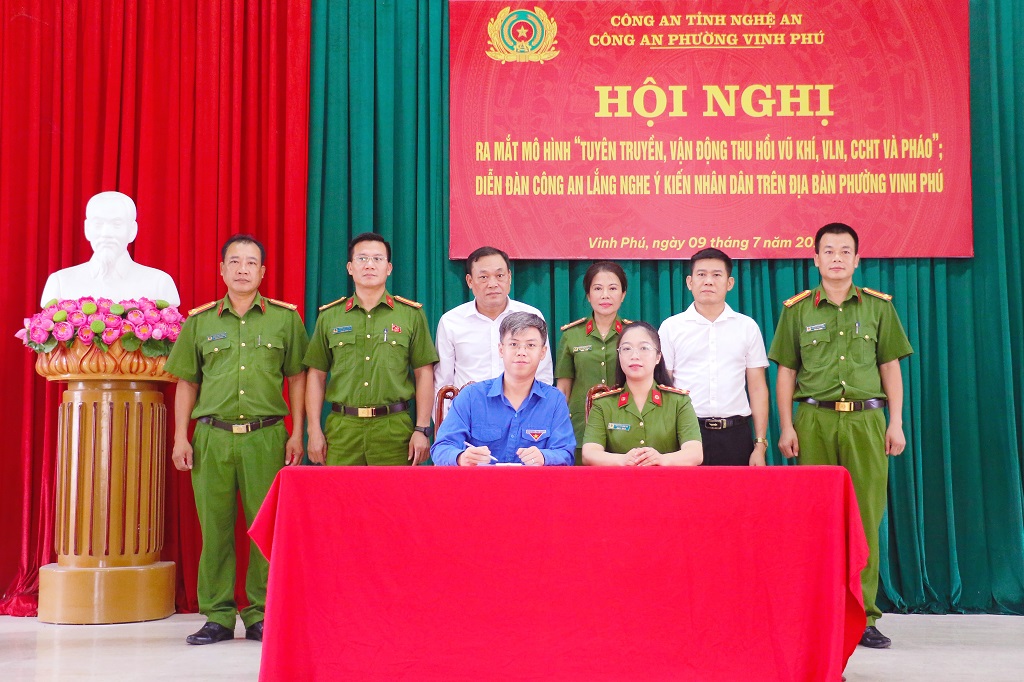 Công an phường Vinh Phú ra mắt mô hình dân vận khéo tuyên truyền, vận động thu hồi vũ khí, vật liệu nổ, công cụ hỗ trợ và pháo