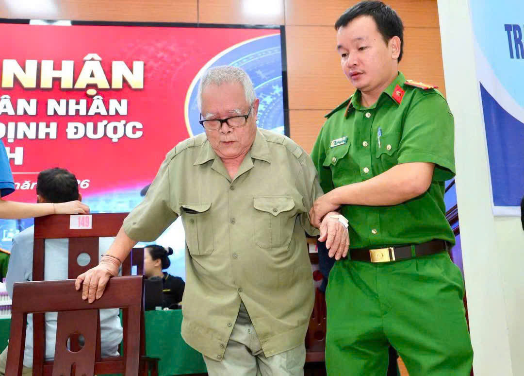 Công an xã Lượng Minh hỗ trợ thân nhân liệt sĩ thu nhận mẫu sinh phẩm ADN
