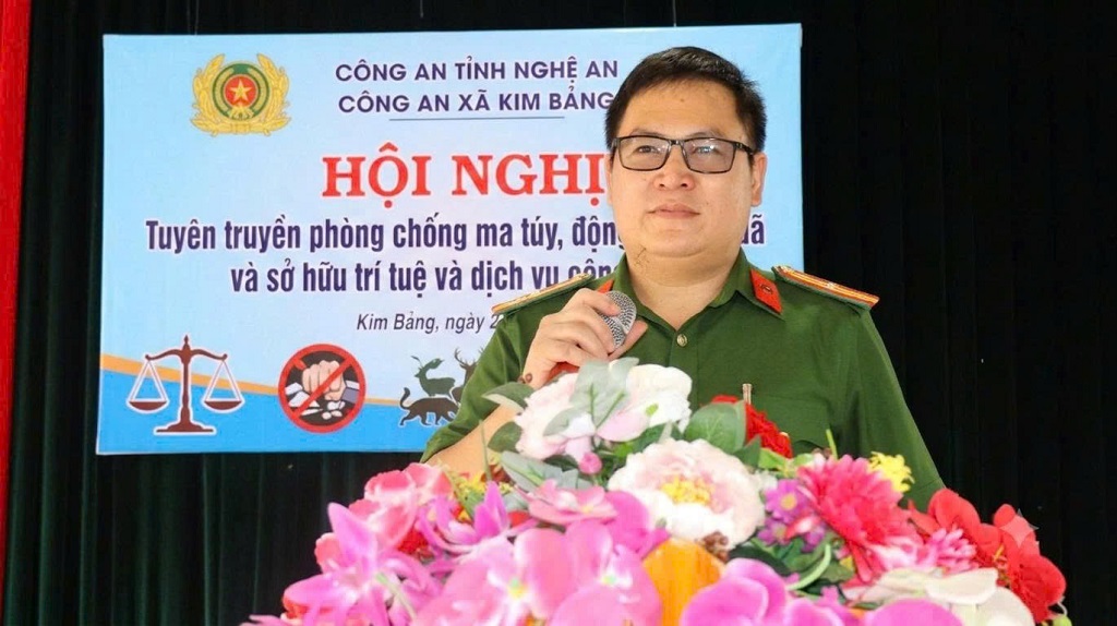 Công an xã Kim Bảng tuyên truyền phòng, chống ma túy, bảo vệ động vật hoang dã, sở hữu trí tuệ và hướng dẫn dịch vụ công trực tuyến