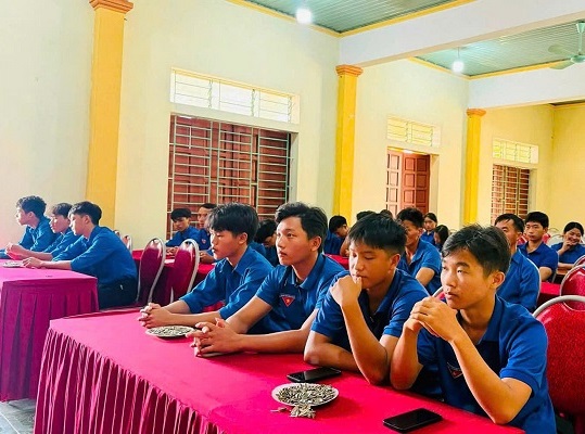 Công an xã Na Ngoi phối hợp tổ chức tuyên truyền pháp luật cho thanh thiếu niên trong sinh hoạt hè năm 2026