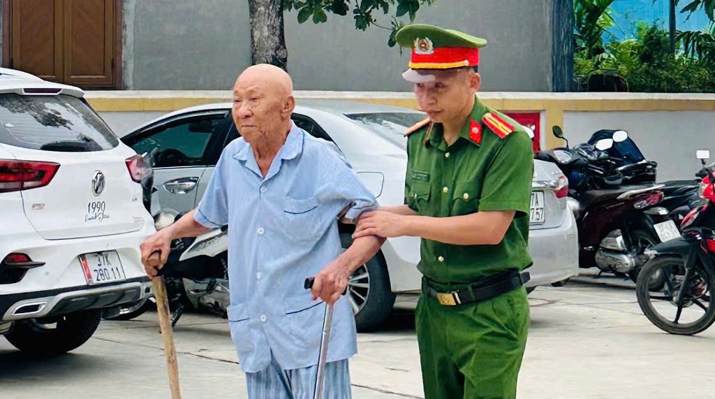 Công an xã Tam Hợp hỗ trợ thân nhân liệt sĩ thu nhận mẫu sinh phẩm ADN
