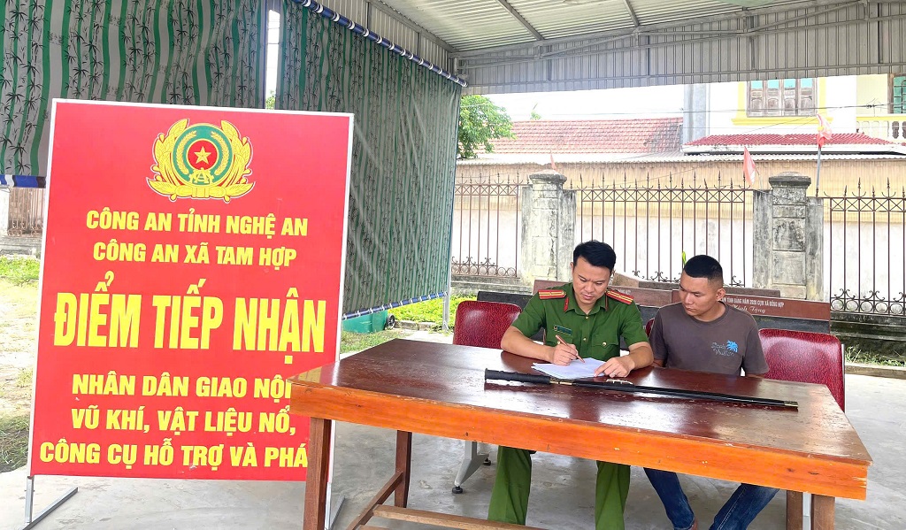 Công an xã Tam Hợp vận động người dân giao nộp vũ khí tự chế