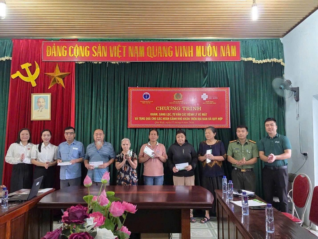 Tổ chức chương trình khám, sàng lọc, tư vấn bệnh lý về mắt và trao quà tặng hoàn cảnh khó khăn