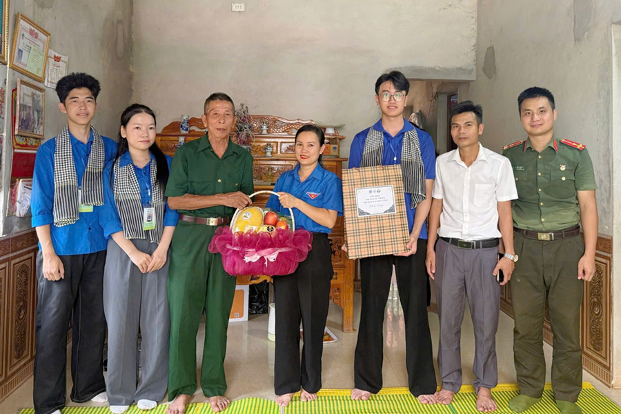Tri ân người có công với cách mạng
