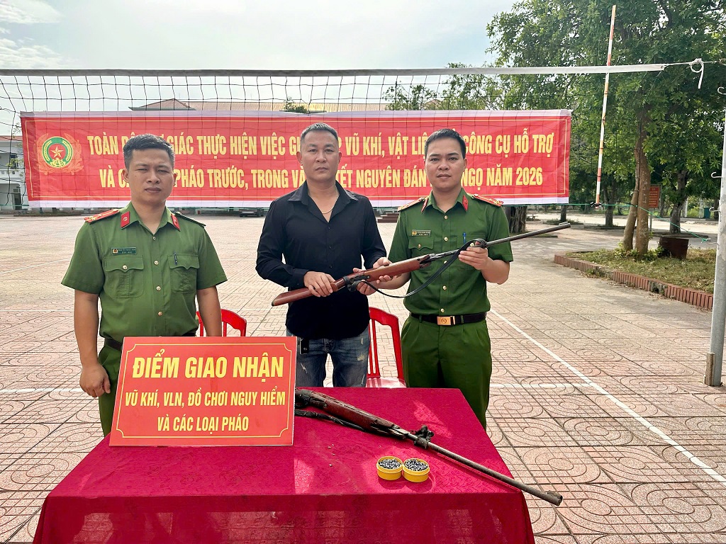 Công an xã Yên Thành vận động người dân giao nộp vũ khí tự chế