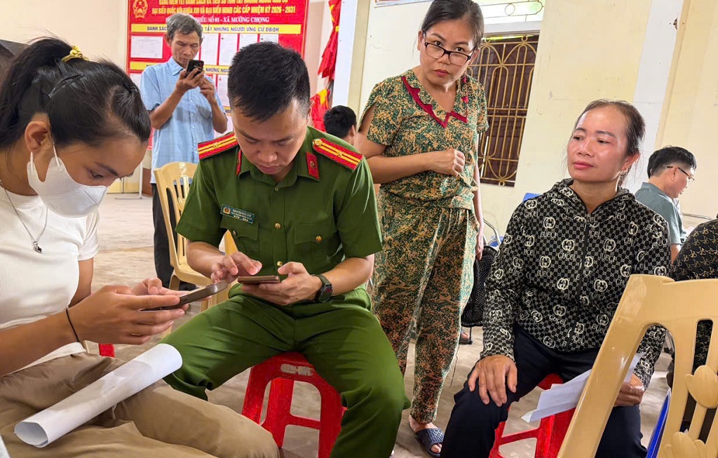 Công an xã Mường Chọng làm thêm giờ tuyên truyền, hướng dẫn người dân sử dụng ứng dụng VNeID