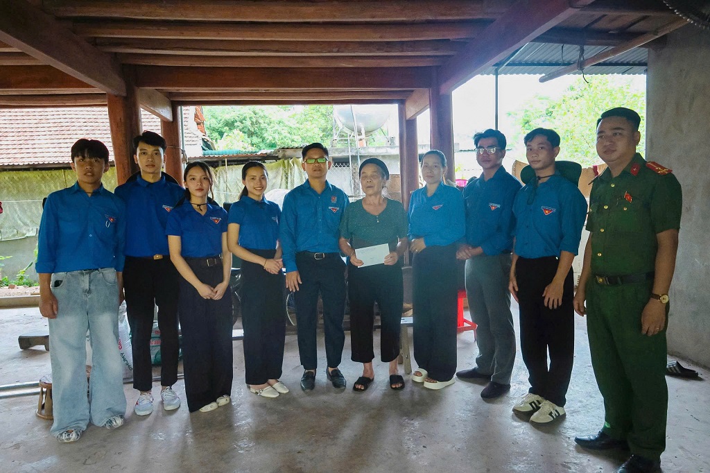 Công an xã Tam Thái tặng quà thương, bệnh binh, thân nhân liệt sỹ, người có công với cách mạng