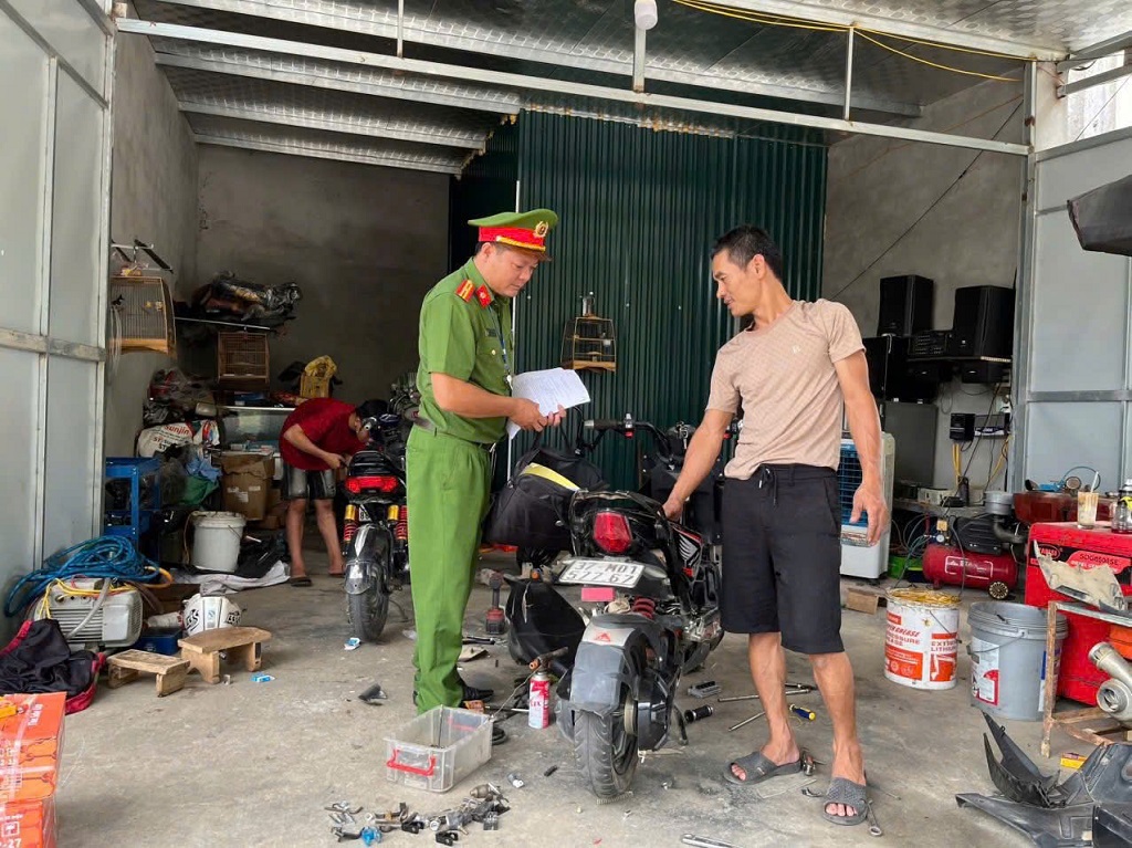 Công an xã Vĩnh Tường tổ chức ký cam kết chấp hành pháp luật đối với cơ sở sửa chữa xe máy