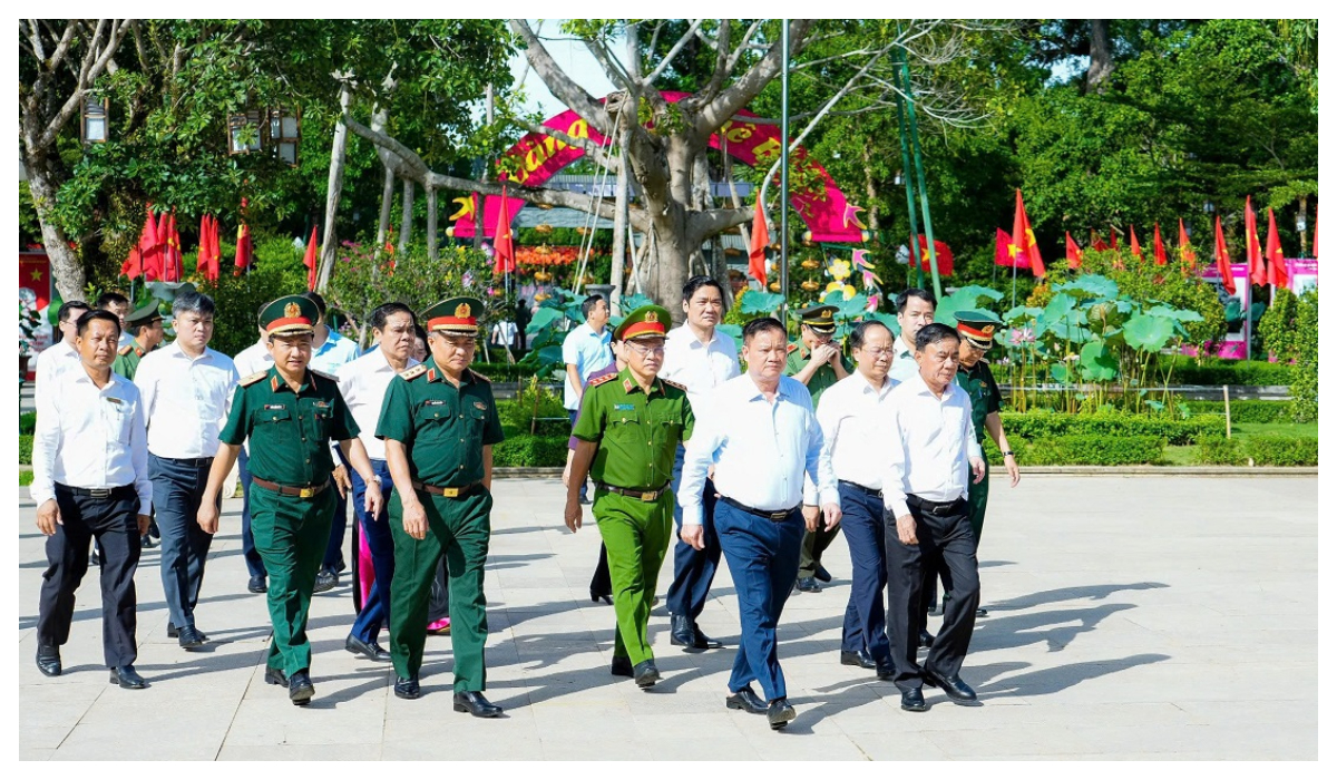 Đồng chí Thượng tướng Nguyễn Văn Long, Thứ trưởng Bộ Công an dâng hương tưởng niệm Chủ tịch Hồ Chí Minh, tặng quà tri ân các thương, bệnh binh