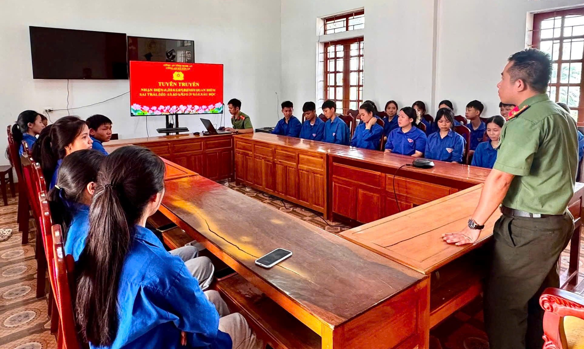 Công an xã Tân An tuyên truyền pháp luật cho đoàn viên, thanh niên