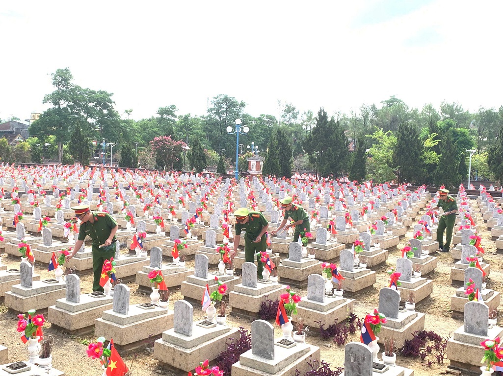 Công an xã Tam Quang dâng hoa, dâng hương tưởng niệm các Anh hùng liệt sĩ
