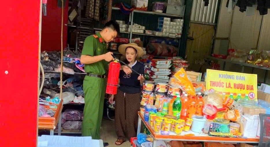 Công an xã Yên Na tuyên truyền, phổ biến kiến thức pháp luật và kỹ năng về phòng cháy, chữa cháy cho các hộ kinh doanh