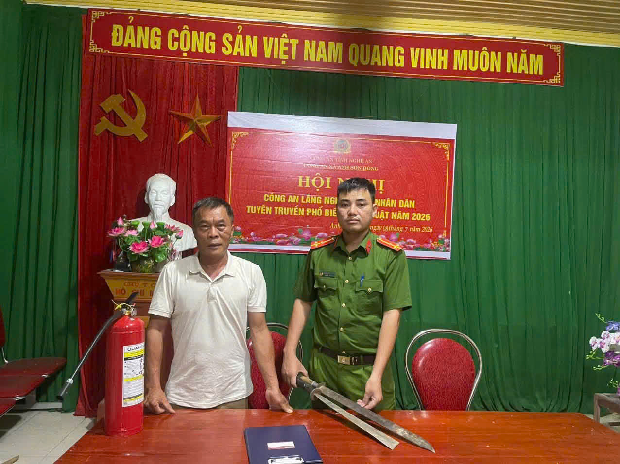 Công an xã Anh Sơn Đông vận động người dân giao nộp vũ khí tự chế