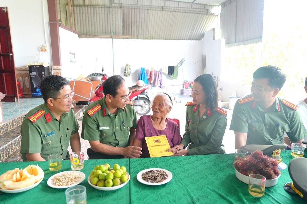Công an Nghệ An tổ chức hoạt động tri ân nhân Ngày Thương binh, Liệt sĩ
